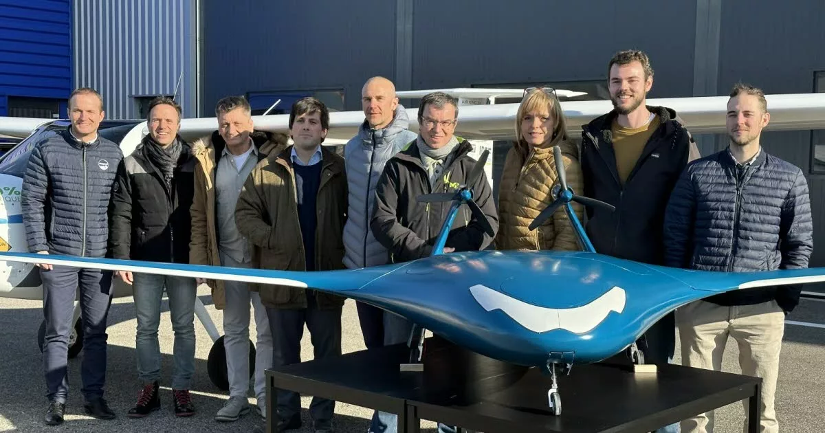Une partie de l’équipe de la start-up stéphanoise Eenuee avec les dirigeants d’Avialpes (Emmanuel Rety et Jérémie Chaine à gauche) sur le tarmac de l’aéroport d’Annecy devant le prototype au 1/7e.  Photo Avialpes