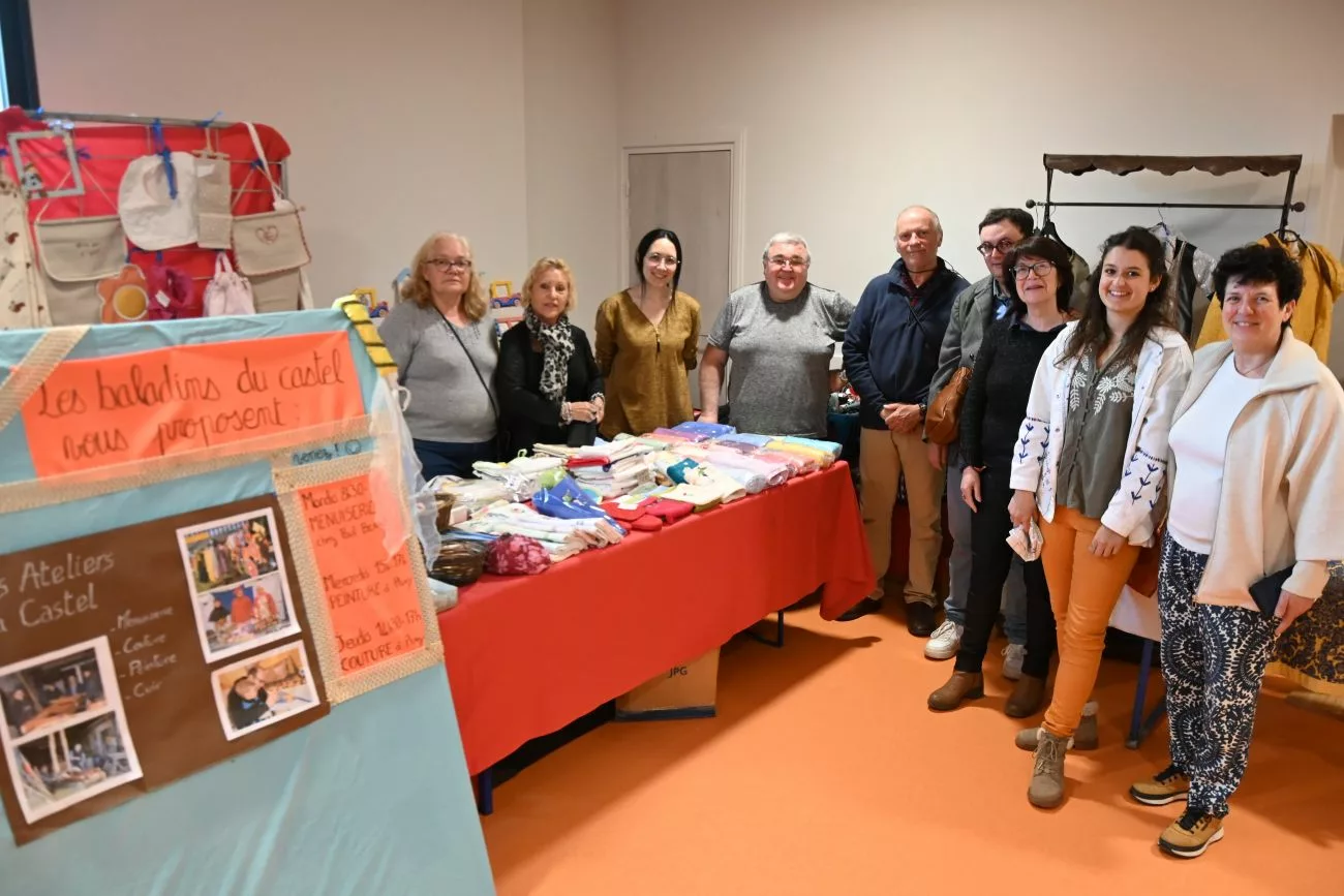 Succès pour les Puces et Créations des Couturières à Saint-Symphorien-sur-Coise 2 L'association des Baladins du Castel, organisatrice de l'événement, tenait également son propre stand - © Quentin Merle