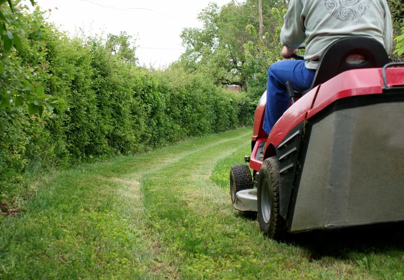 Deux communes des Monts du Lyonnais recrutent pour cet été 1 travaux exterieur paysagiste 02