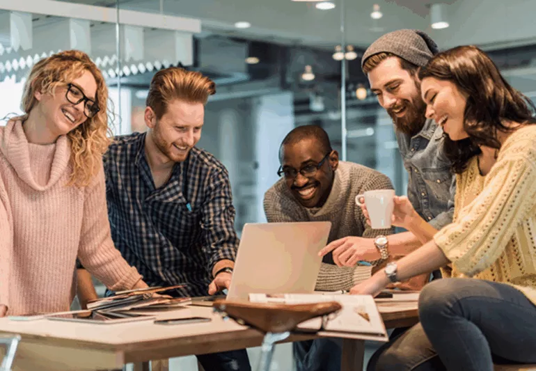 Les travailleurs hybrides français : champions de l'engagement au travail