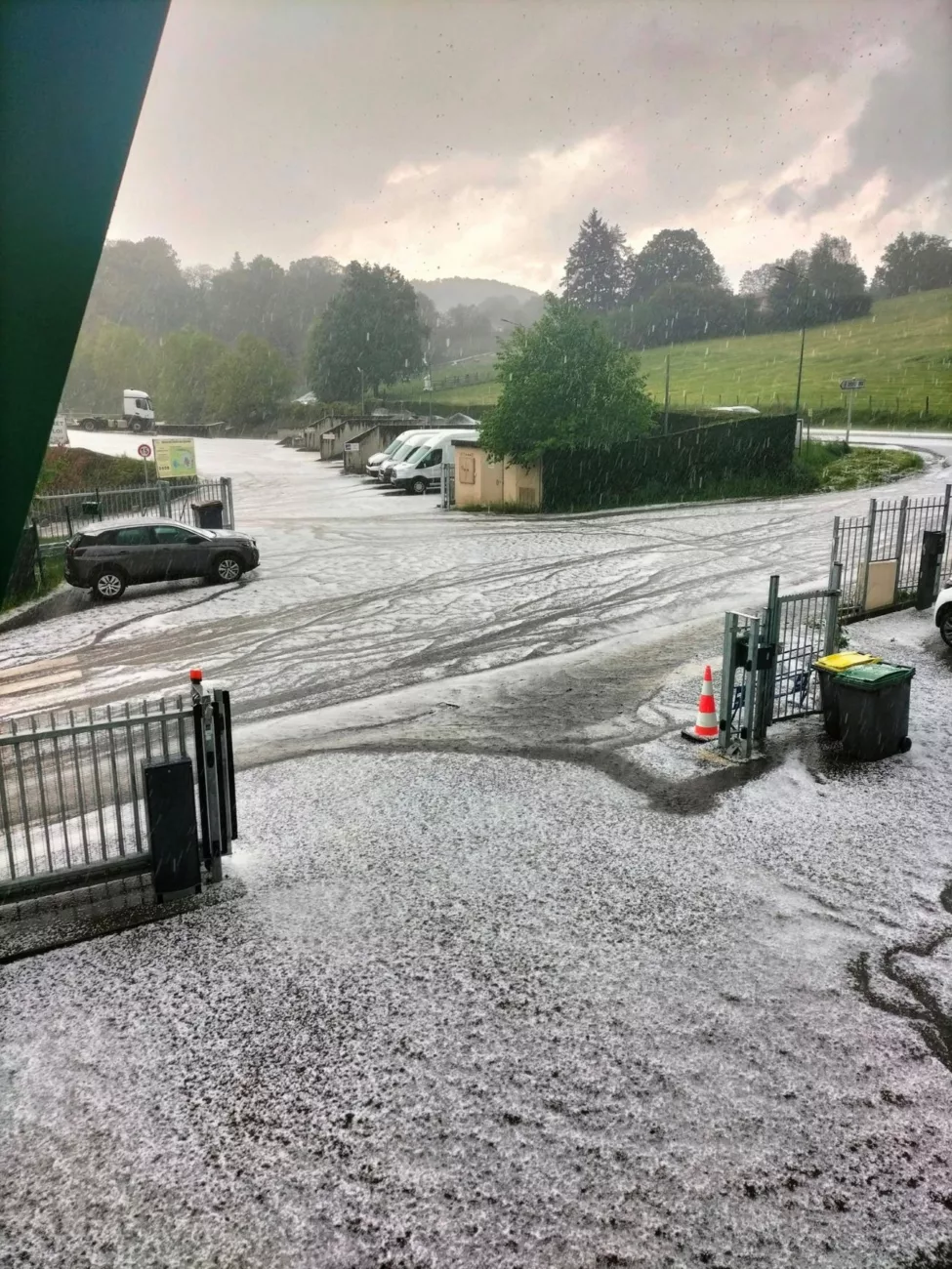 La grêle recouvre entièrement le sol comme ici à Saint-Martin-en-Haut - © Stéphane Barbatte-Roves