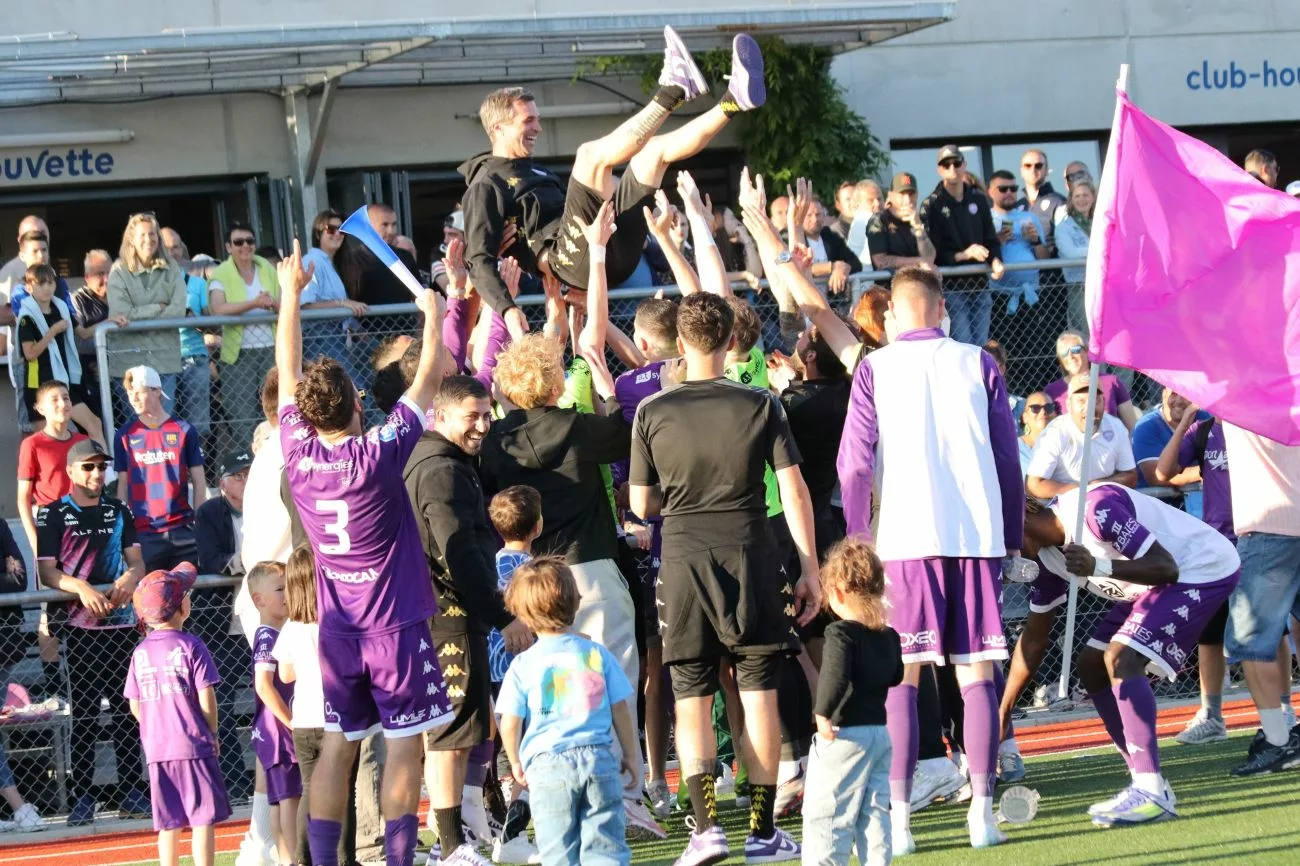 Jérémy Berthod porté en triomphe après le maintien décroché par l'équipe des Hauts Lyonnais - © Page Facebook des Hauts Lyonnais