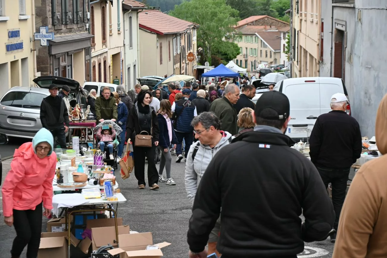 La pluie n'a pas entamé l'enthousiasme des exposants ni celui des acheteurs - © Quentin Merle