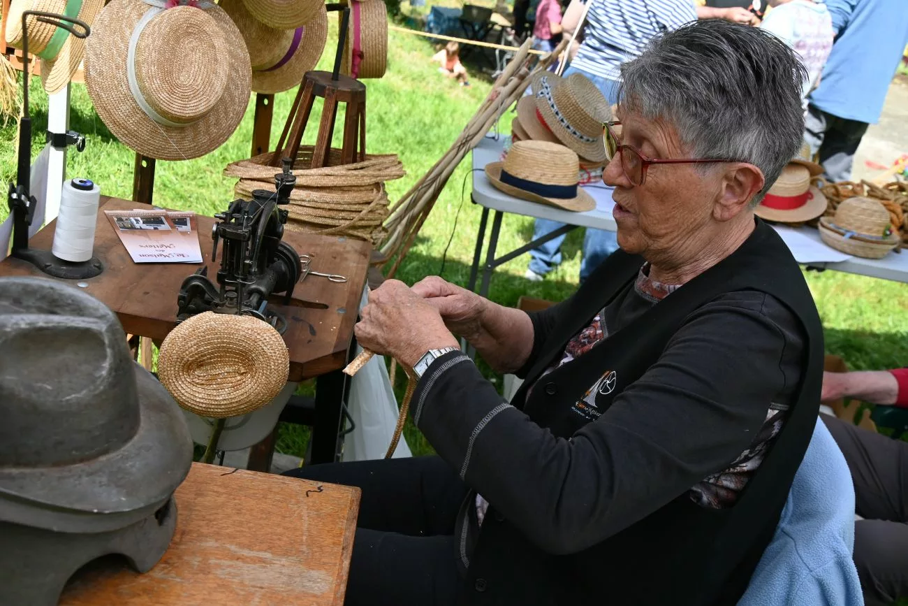 Record d'affluence à la Fête du Jardin de Saint-Symphorien-sur-Coise 2 La Maison des métiers animait des démonstrations artisanales de fabrication de cordes, de chapeaux et d'affûtage de couteaux - © Quentin Merle