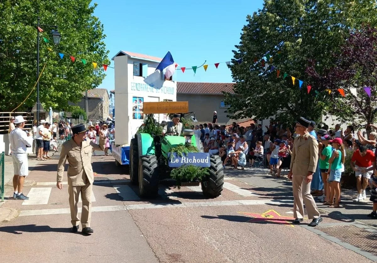 Chaussan fait son cinéma : succès pour la 40e fête du village 1 Le char du "Gendarme de Saint-Tropez" sur "Chaussan Boulevard" - © Jean-Jacques Rigaudeau