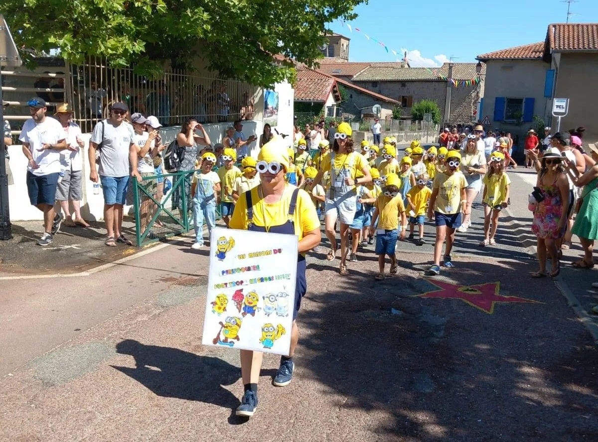 Chaussan fait son cinéma : succès pour la 40e fête du village 2 Le défilé des "Minions" sur "Chaussan Boulevard" - © Jean-Jacques Rigaudeau