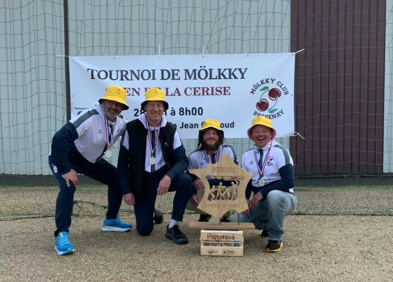 Mölkky Club de Bessenay - De gauche à droite : Élie Gachon, Thierry Desremaux, Jonathan Giraud et Sébastien Giraud