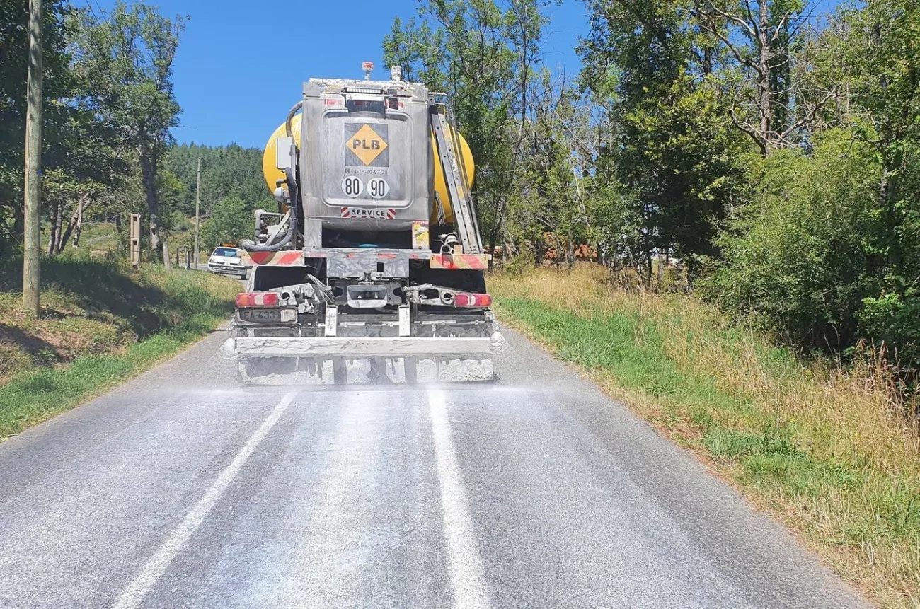 Routes blanches : le lait de chaux contre la canicule