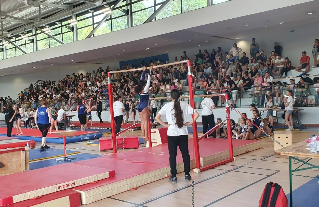500 gymnastes réunies dans les Monts du Lyonnais 1 La Symphoriette de Saint-Symphorien-sur-Coise et La Montagnarde de Saint-Martin-en-Haut ont organisé dimanche 15 juin le concours de gymnastique Poussins de la FSCF, rassemblant 500 gymnastes de 6 à 10 ans - © Véronique Crozier