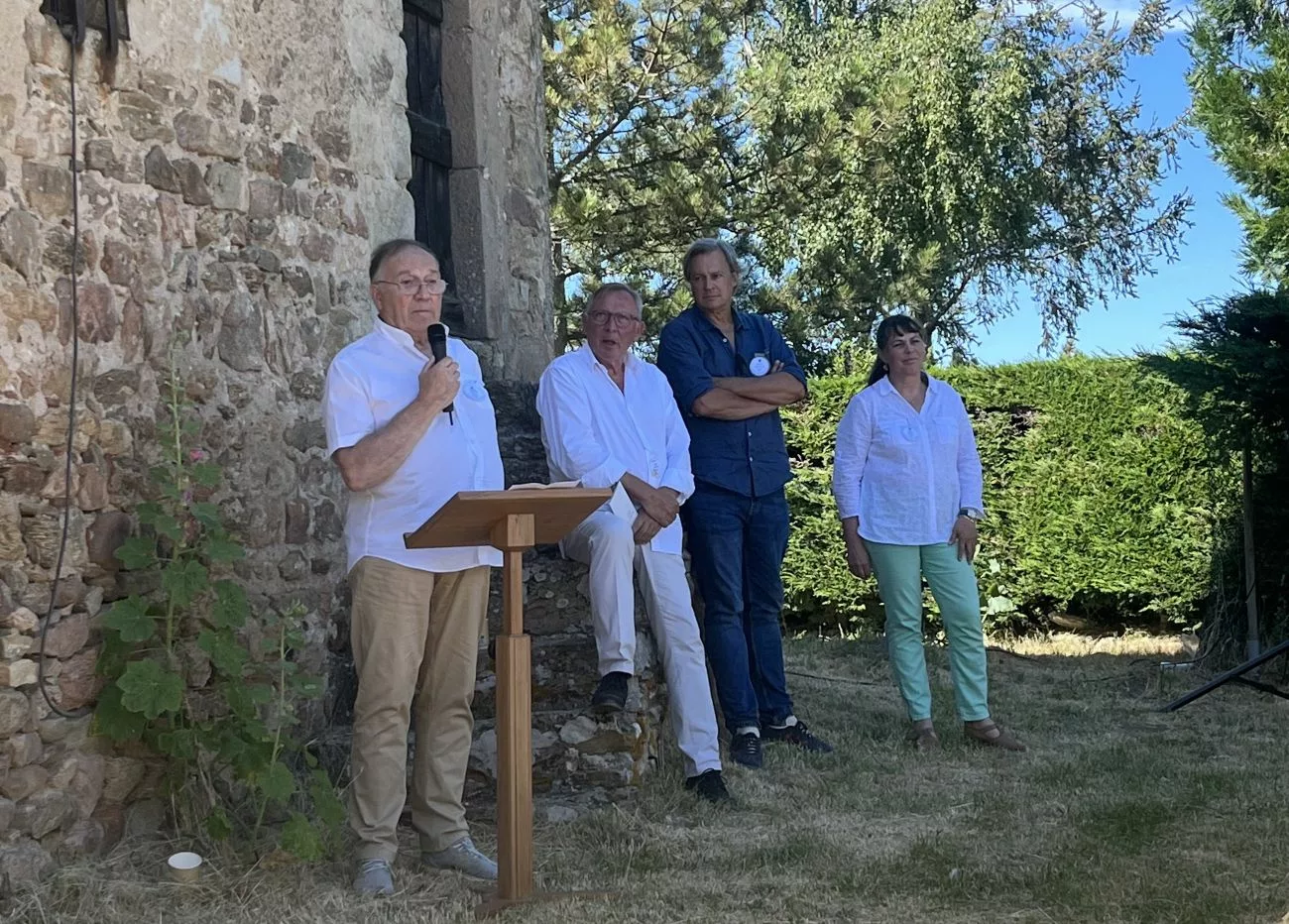 Yzeron : 70 000 € recherchés pour sauver la chapelle de Châteauvieux 3 De gauche à droite : Gérard Dutal - Rémi Fourmaux - Gilles Graveleau - Agnès Nelias - © Loan Groleaz - Mairie d'Yzeron