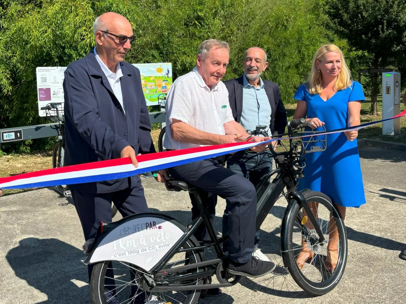 Velpar : les vélos électriques se développent dans le Pays de l'Arbresle 1 Jean-Charles Kohlhaas, Pierre-Jean Zannettacci, Alain Thivillier et Virginie Chaverot inaugurent la nouvelle station de Dommartin - © CC Pays de l'Arbresle