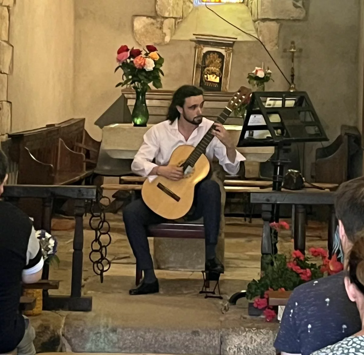 Yzeron : 70 000 € recherchés pour sauver la chapelle de Châteauvieux 2 Le récital de guitare classique de Thomas Rougny à l'intérieur de la chapelle - © Loan Groleaz - Mairie d'Yzeron