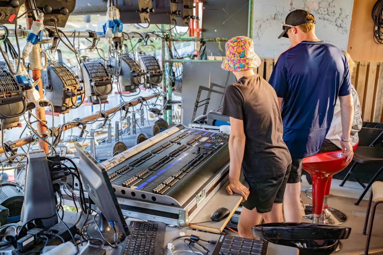 Son & Lumière à Saint-Martin-en-Haut : guichets fermés pour 2025 2 Derrière cette réussite se cache un travail colossal mené par plus de 400 bénévoles mobilisés pendant des mois - © Albin Bonnard