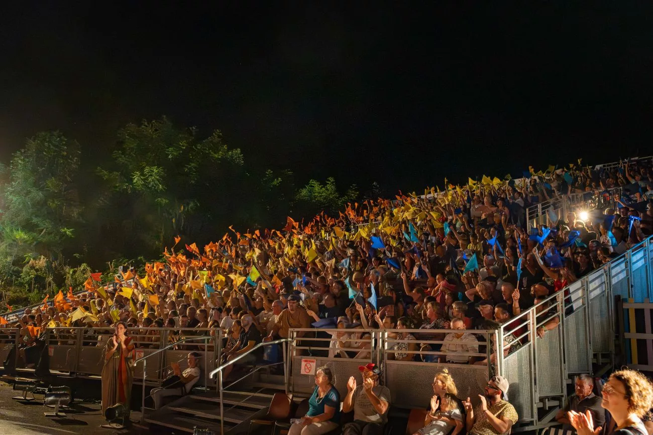 Son & Lumière à Saint-Martin-en-Haut : guichets fermés pour 2025 1 Les 4 700 spectateurs venus assister aux représentations ont rempli tous les gradins - © Albin Bonnard