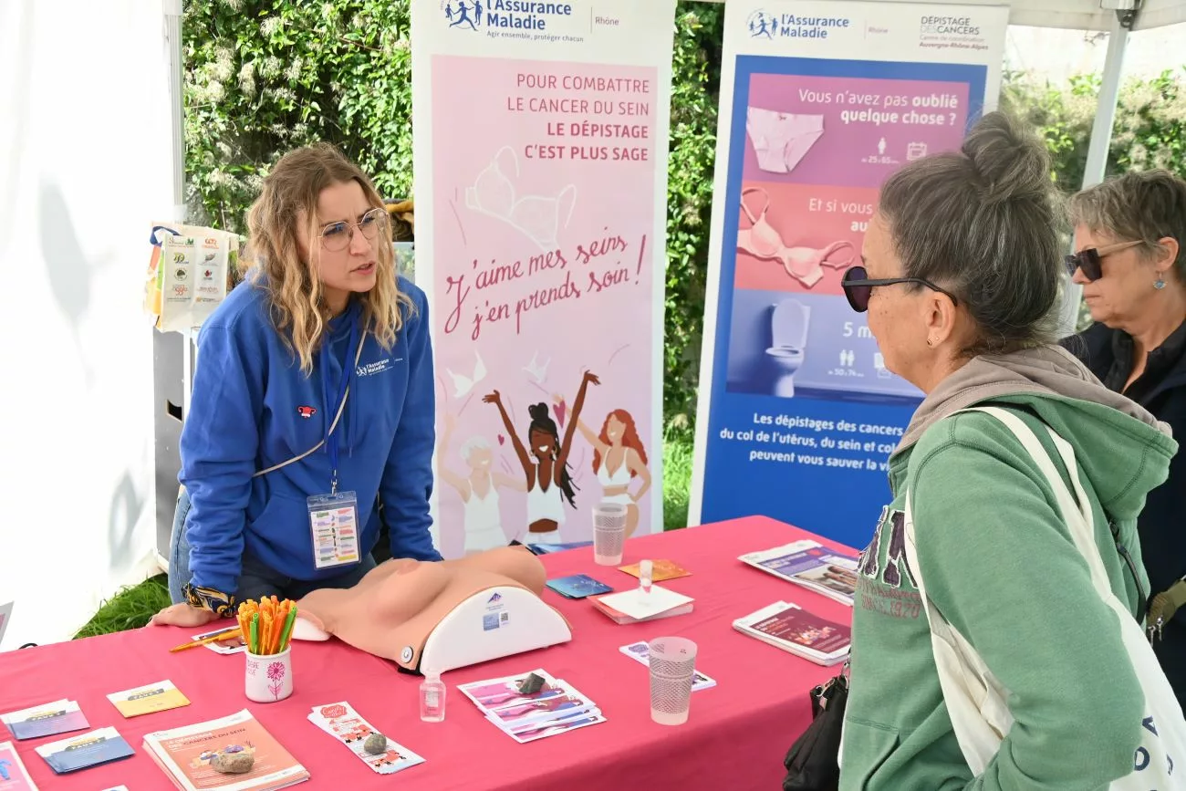 Plus de 250 personnes réunies pour la première édition de Festiv'Alim 1 Un stand de l'Assurance Maladie pour sensibiliser au dépistage du cancer du sein - © Quentin Merle