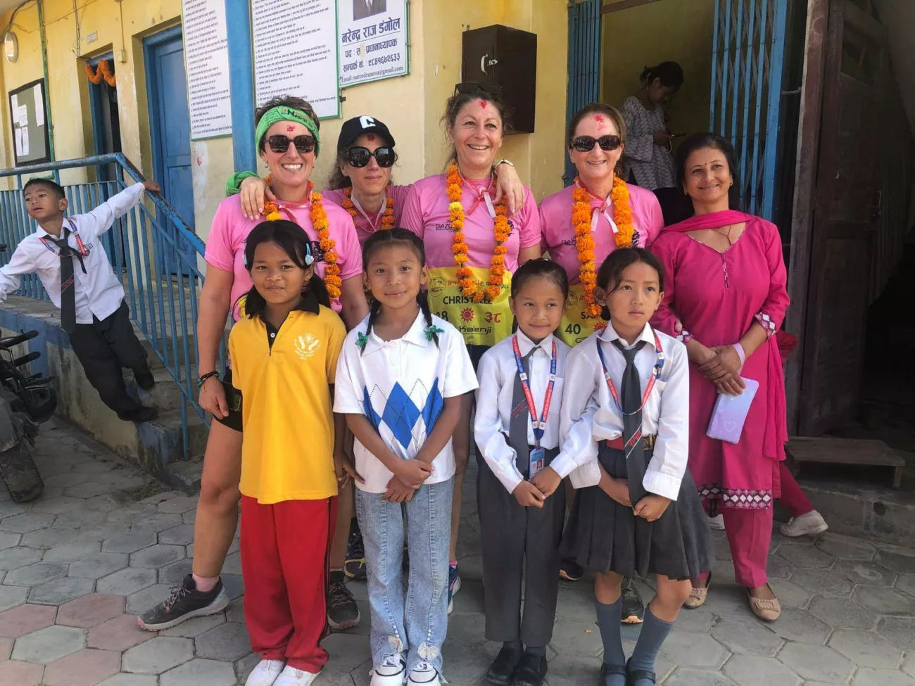 Ces 3 amies des Monts du Lyonnais sont au Népal pour aider les enfants des villages reculés 1 571260706 1393780052452296 732544249664414160 n
