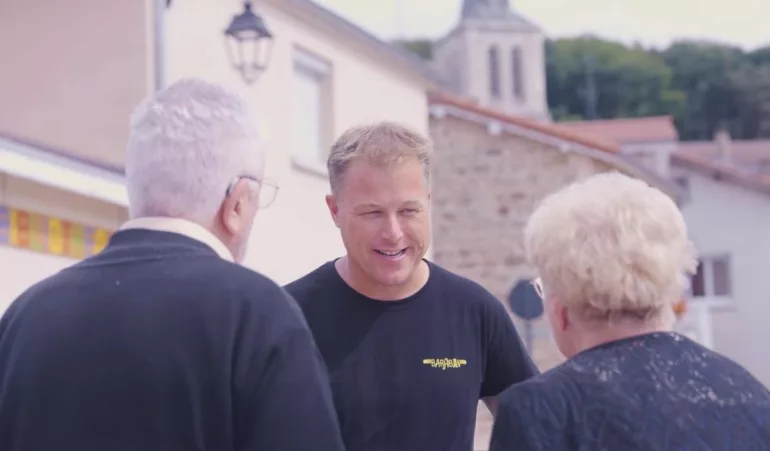 À Grammond, un commerçant des Monts du Lyonnais distingué à Paris pour son engagement local