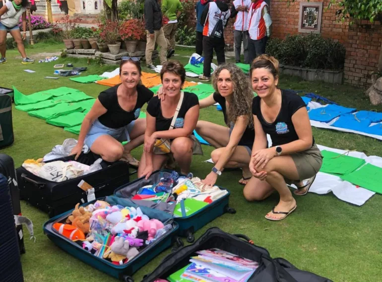Ces 3 amies des Monts du Lyonnais sont au Népal pour aider les enfants des villages reculés