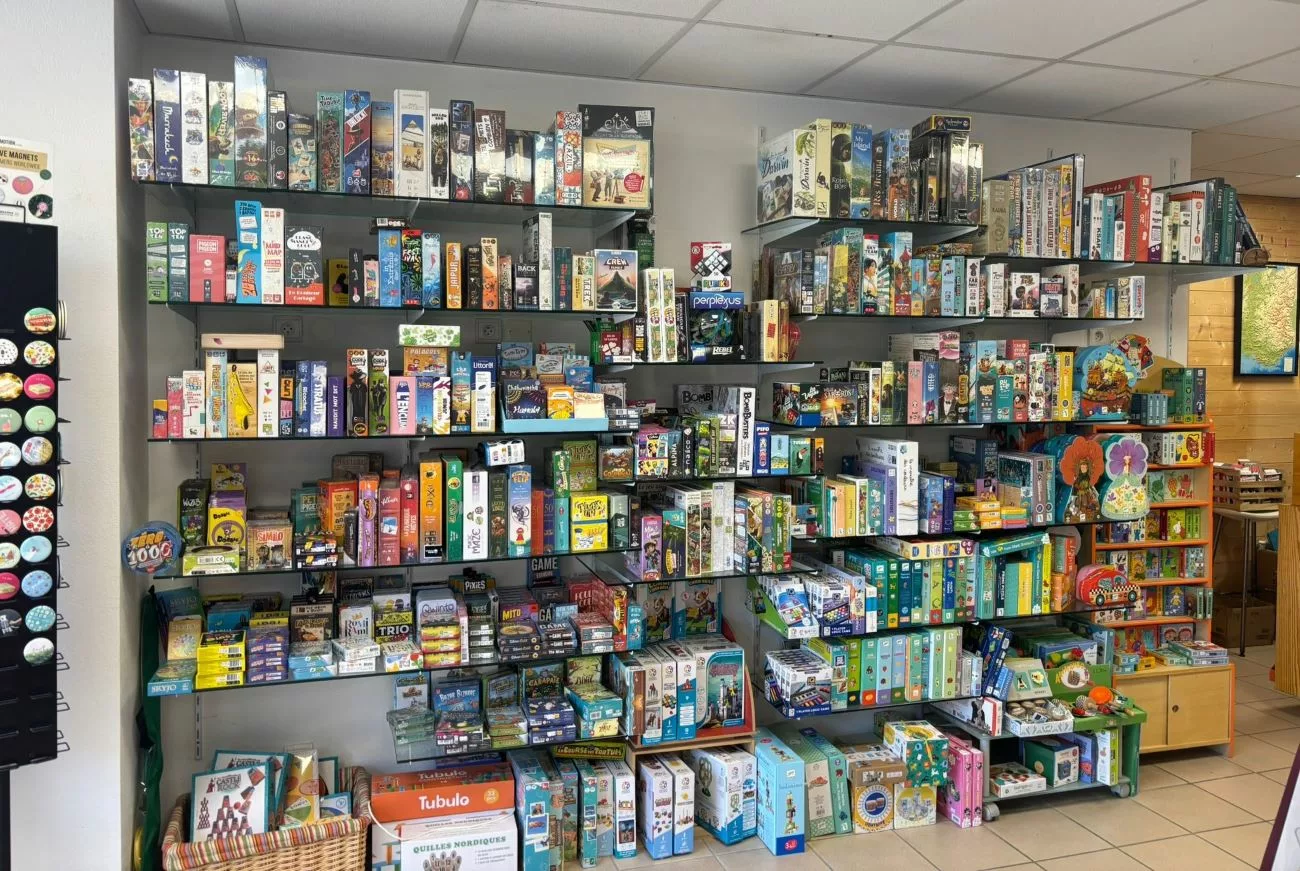 Un grand choix de jeux de socitété à la librairie Mots et Merveilles - © Laura Borges