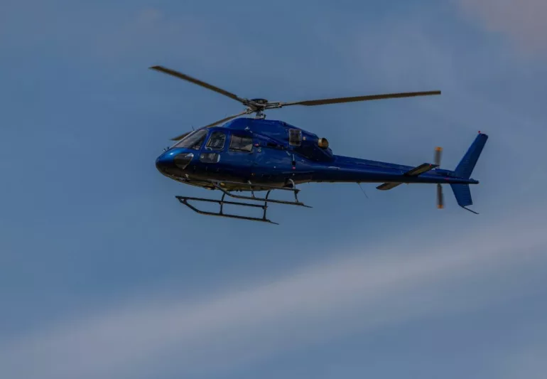 Inspection du réseau électrique à Mornant par hélicoptère pour prévenir les pannes