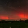 Des aurores boréales visibles dans les Monts du Lyonnais, un spectacle rare qui pourrait se reproduire ce soir