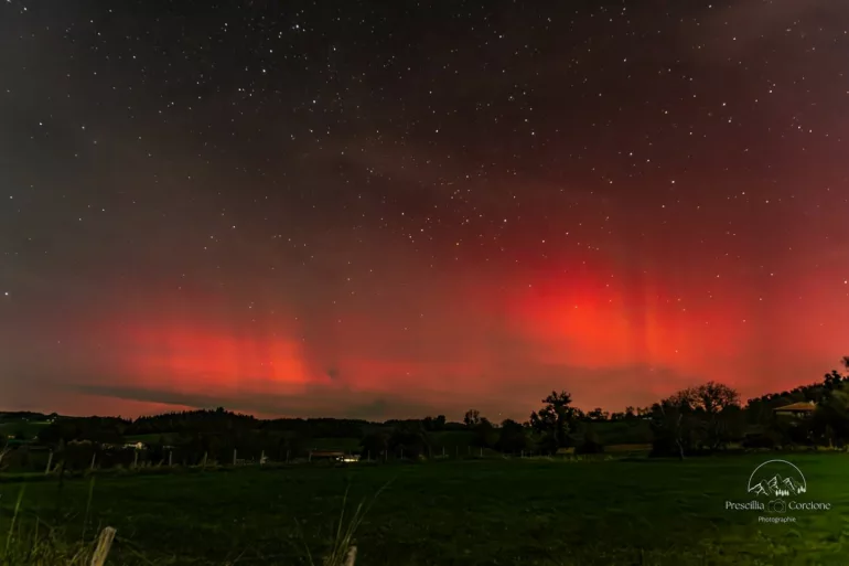 Des aurores boréales visibles dans les Monts du Lyonnais, un spectacle rare qui pourrait se reproduire ce soir
