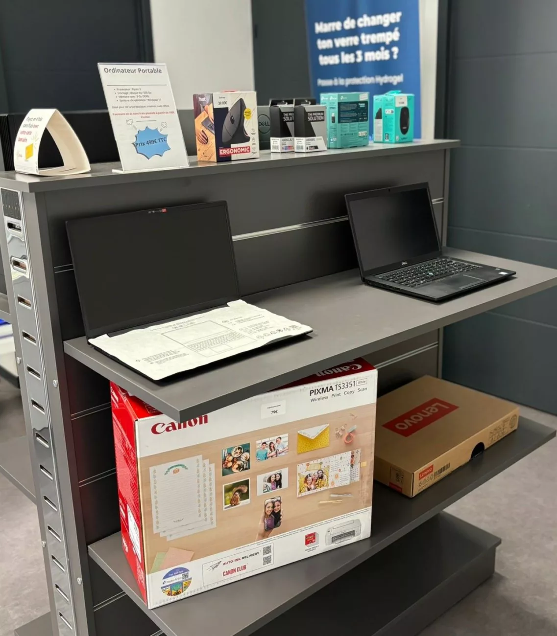Des ordinateurs, imprimantes et accessoires informatiques sont disponibles à la Maison de l'Informatique - © Laura Borges