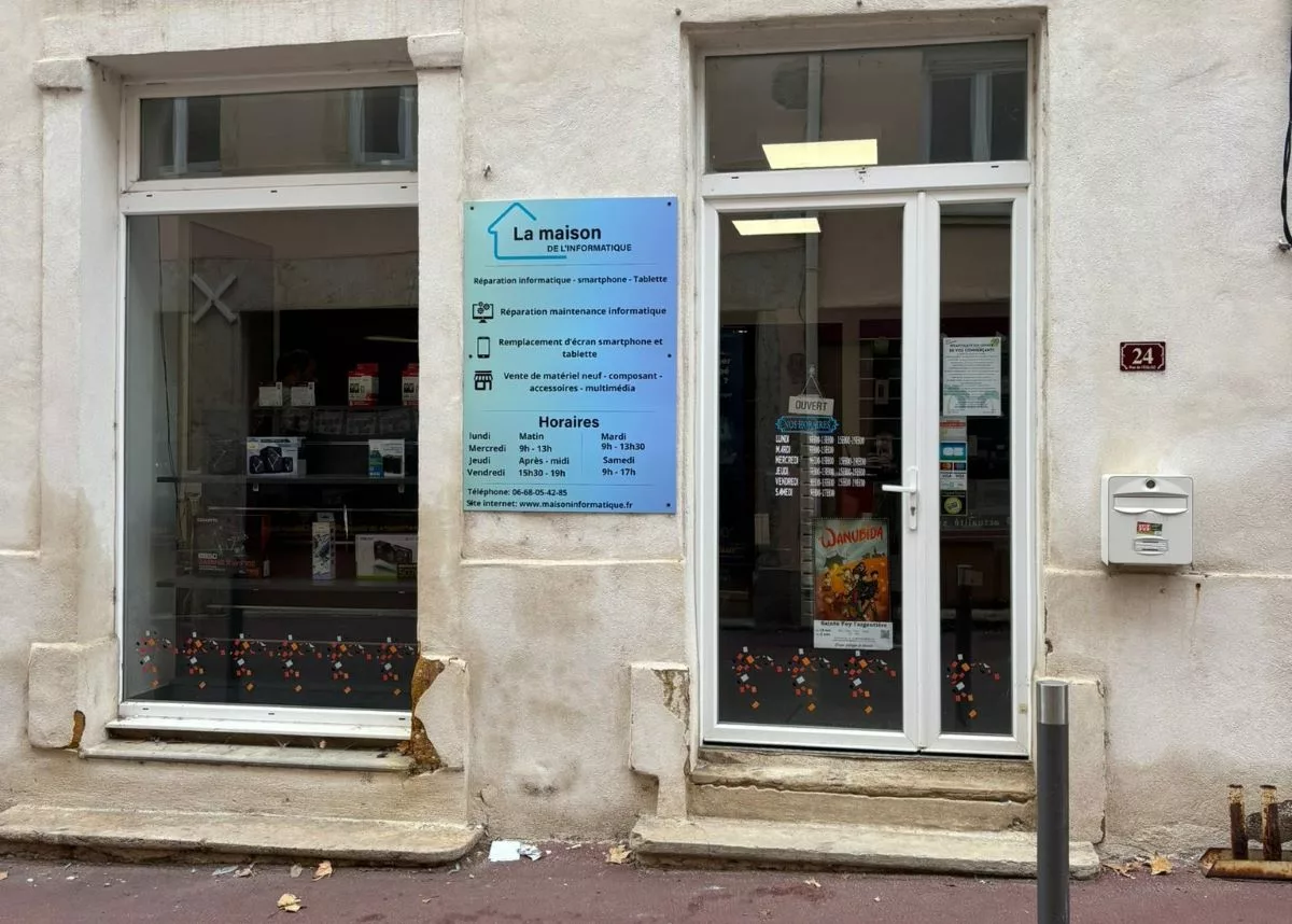 La Maison de l’informatique, 24 rue de l’Église à Saint-Laurent-de-Chamousset, est ouverte du lundi au samedi inclus - © Laura Borges