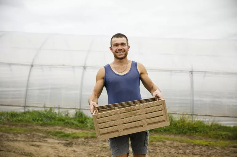 Anthony, jeune maraîcher de Rontalon, se lance dans l'aventure de L’amour est dans le pré sur M6. © Cécile Rogue / M6