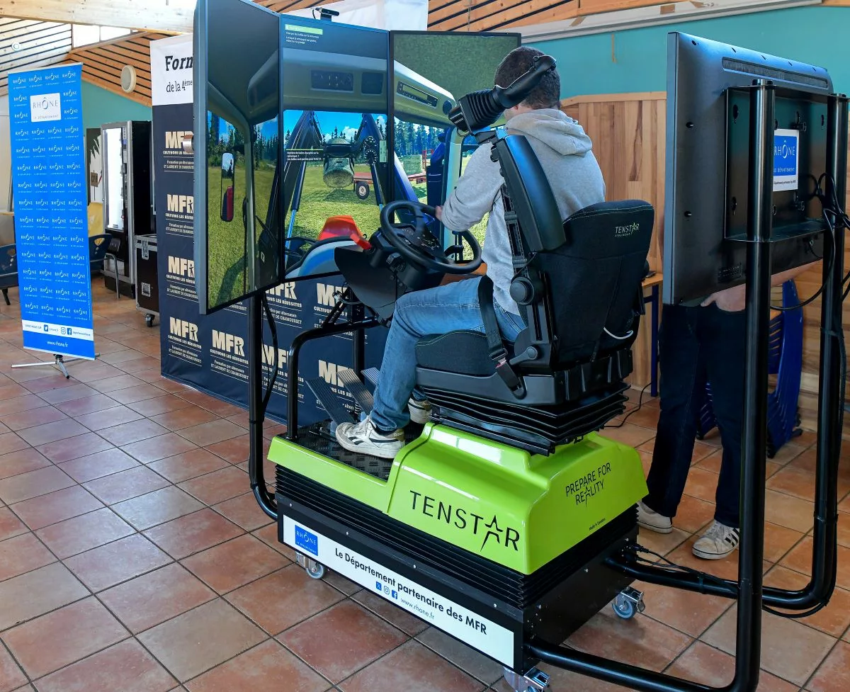 Le Département du Rhône finance un simulateur de conduite pour la MFR de Saint-Laurent-de-Chamousset 1 L'appareil dispose de trois écrans frontaux et d'un écran arrière pour une immersion totale - © Fabrice Schiff - CD69