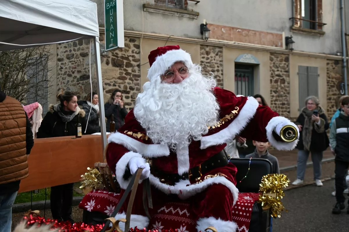 L’arrivée du Père Noël reste l’un des temps forts du marché - © Quentin Merle