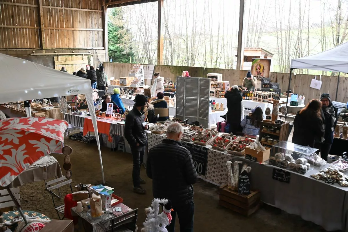 Le marché de Noël du centre équestre La Rivière attire les foules malgré la pluie 3 Marché de Noël au centre équestre La Rivière à saint Martin en Haut