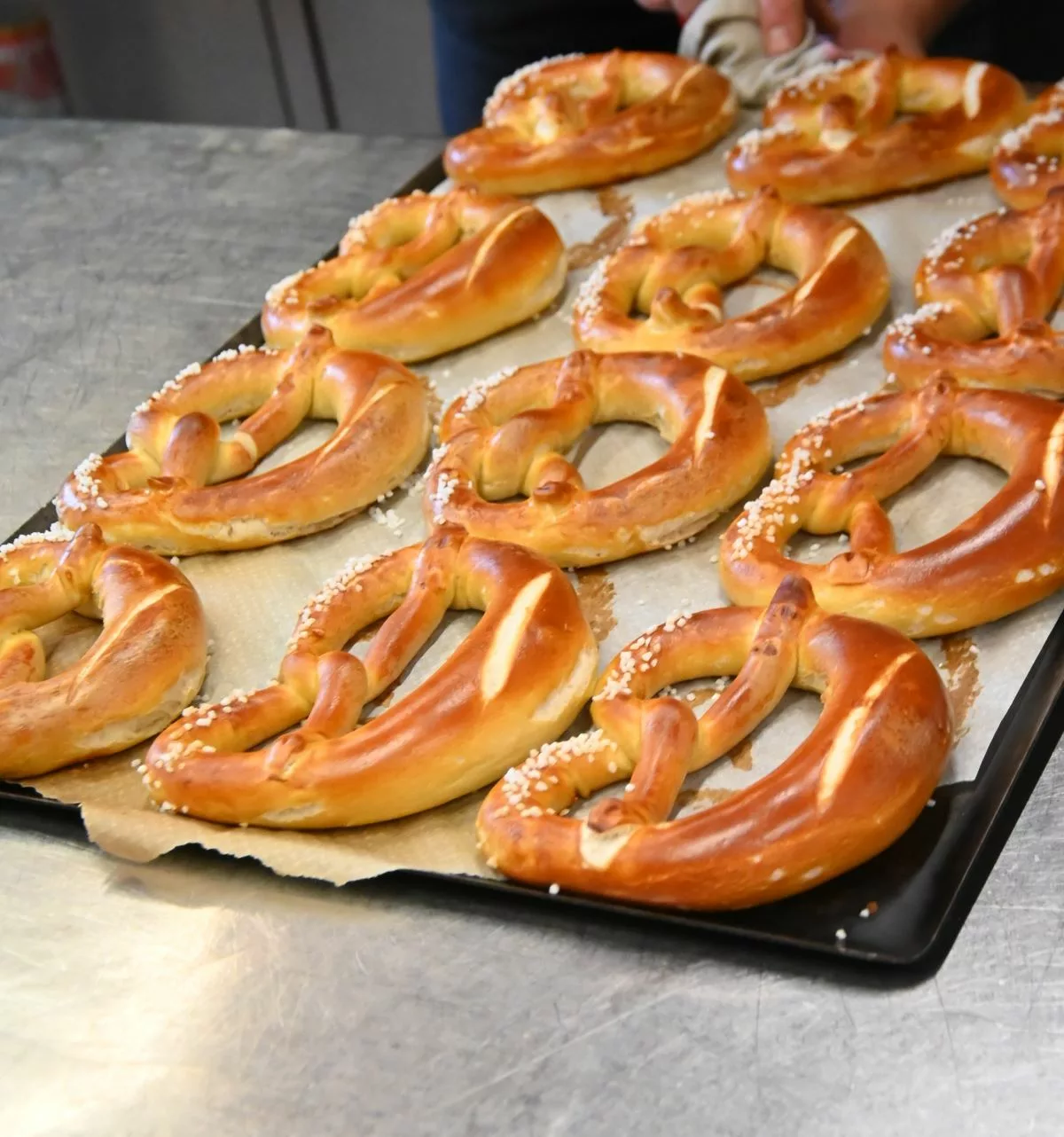 Un marché de Noël s'est invité au marché hebdomadaire de Grammond 2 Les visiteurs ont pu déguster des bretzels fait maison - © Quentin Merle