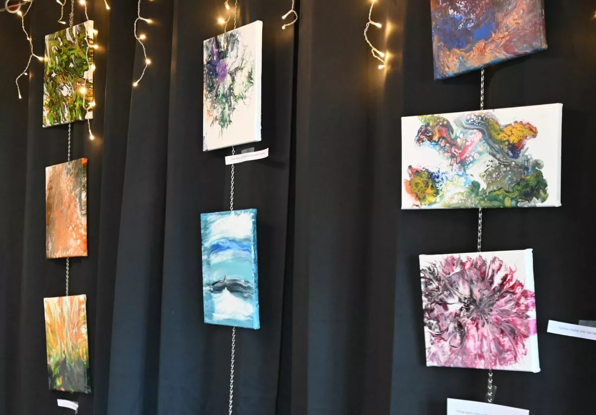 Un marché de Noël s'est invité au marché hebdomadaire de Grammond 1 Le Baraban Café accueille une exposition de peinture "pouring" visible tout le mois de décembre - © Quentin Merle