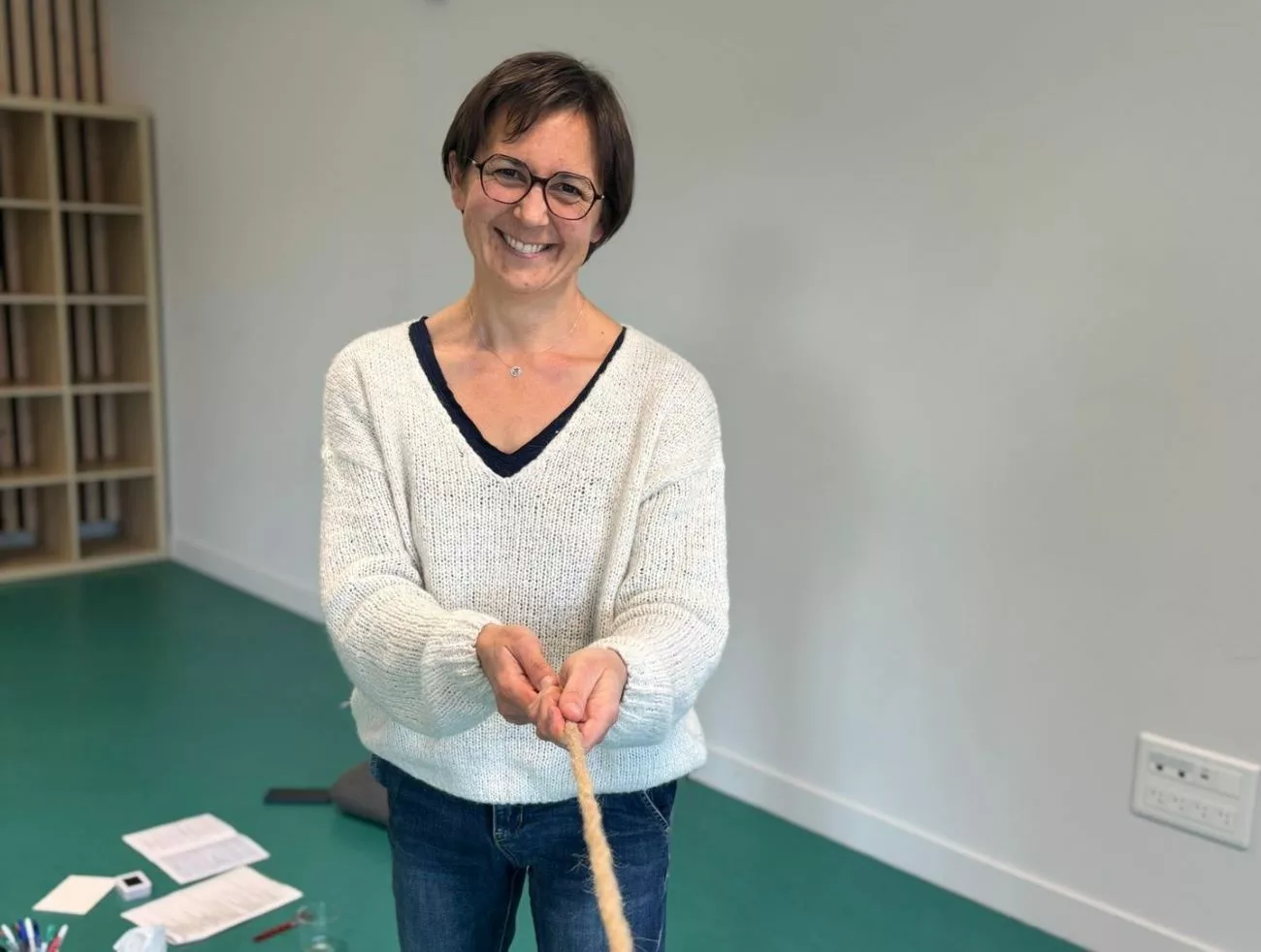 Emilie Vianay propose un accompagnement structuré et bienveillant aux femmes qui traversent une période de fatigue intense, de surcharge mentale ou de perte de repères - © Laura Borges