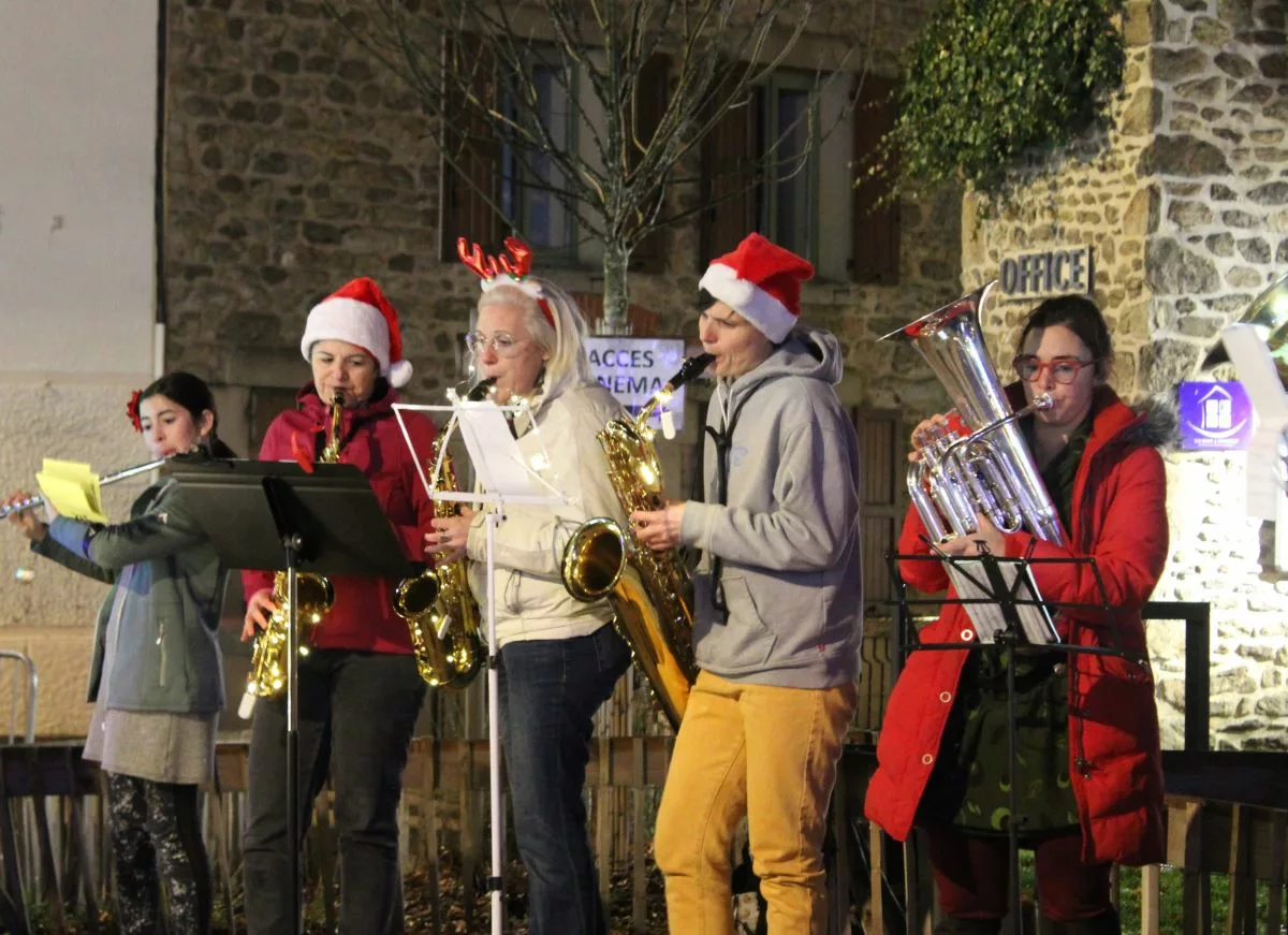 Saint-Martin-en-Haut a célébré sa Fête des Lumières sous une pluie fine 1 L'école de musique de Saint-Laurent-de-Chamousset a joué quelques morceaux sur le parvis de la Maison de Pays - © Jérémie Riboulet