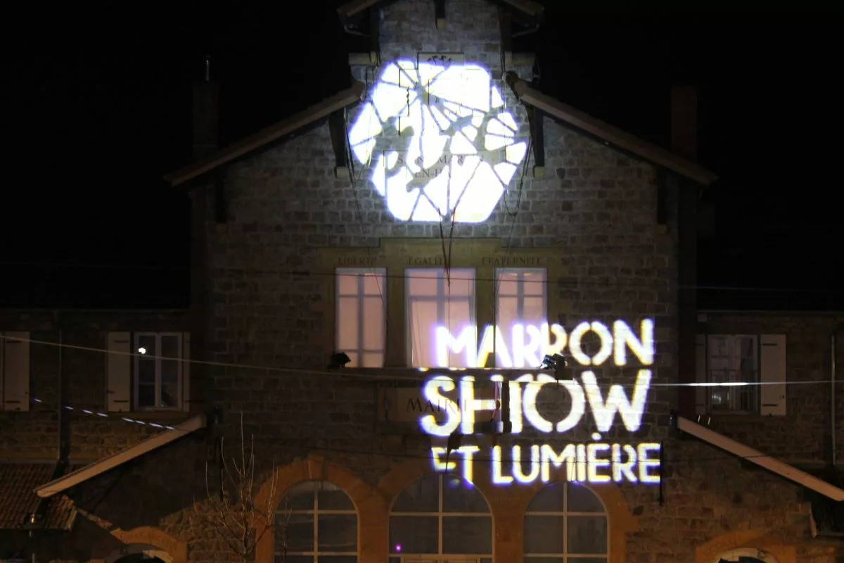 Saint-Martin-en-Haut a célébré sa Fête des Lumières sous une pluie fine 2 Le Marron Show, un spectacle aérien spectaculaire - © Jérémie Riboulet