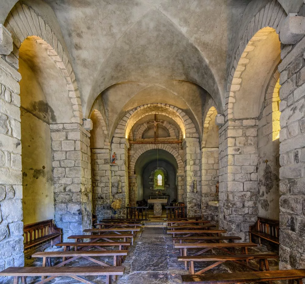 La chapelle millénaire de Châteauvieux menacée de ruine à Yzeron 1 Son architecture romane remarquable lui vaut d'être inscrite aux Monuments Historiques en 1979 - © Dominique Robert - Fondation du Patrimoine
