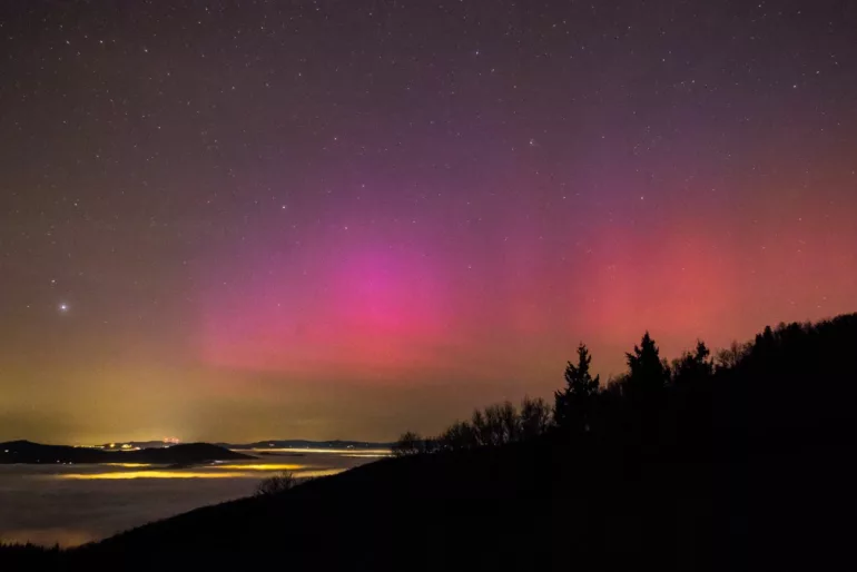 Les aurores boréales illuminent à nouveau le ciel des Monts du Lyonnais