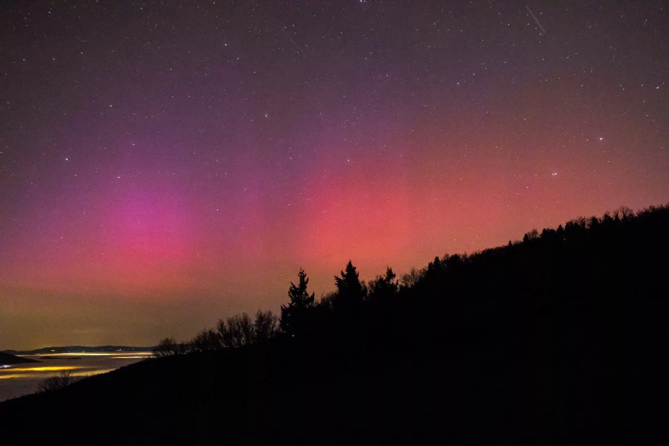Les aurores boréales illuminent à nouveau le ciel des Monts du Lyonnais 1 À Yzeron, Lucas Gallone a pu observer et photographier ces aurores boréales - © Lucas Gallone