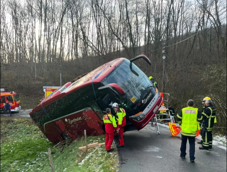 Un bus d’étudiants termine dans un fossé à Thurins à cause du verglas