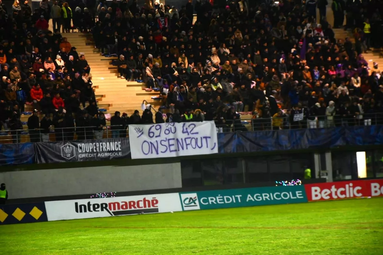Coupe de France : les Hauts Lyonnais sortent la tête haute face au FC Lorient 1 L’ambiance était au rendez-vous, portée par un public venu en masse des Monts du Lyonnais - © Quentin Merle