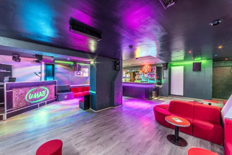 Drame de Crans-Montana : "Ça ne peut pas arriver en discothèque", estime le gérant du Mad' à Saint-Martin-en-Haut