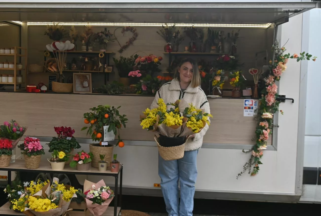 Un nouveau "fleur truck" sur la place de l’église à Chevrières - © Quentin Merle