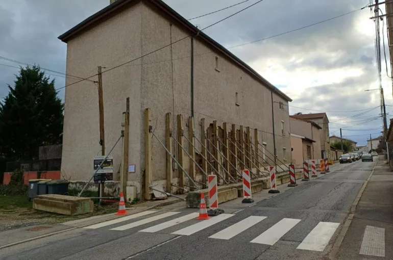 Neuf habitants de Brindas évacués en urgence face au risque d'effondrement de leur immeuble en pisé