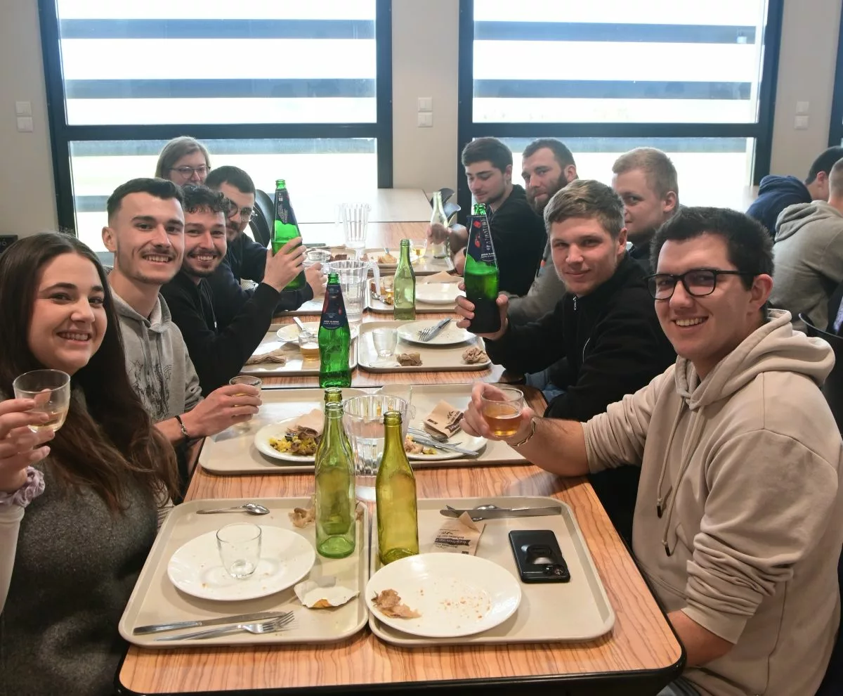 Les convives avaient le choix de déguster leur repas sur place à la salle Jean-Marie Rousset