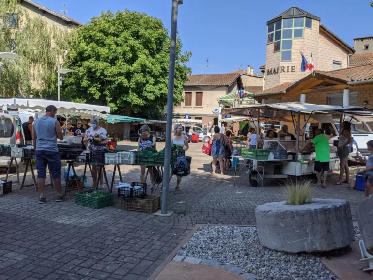 Raymond Revellin-Clerc tire sa révérence après 24 ans d'engagement à la mairie de Sain-bel, Yvan Mollard lui succède