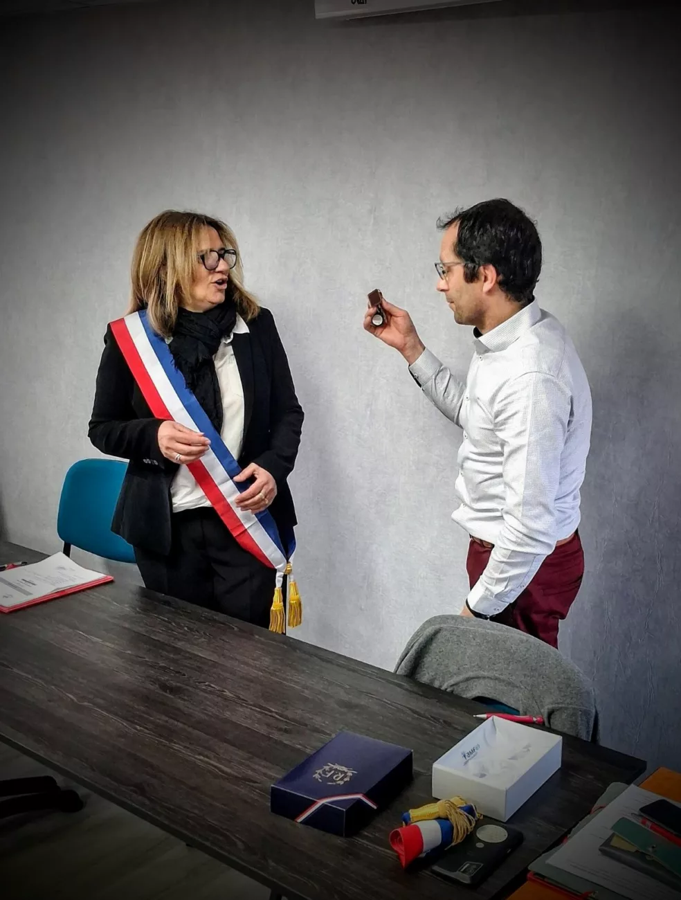 Fabrice Bouchut a officiellement remis l'écharpe tricolore à Claude Goy - © Mairie de Larajasse