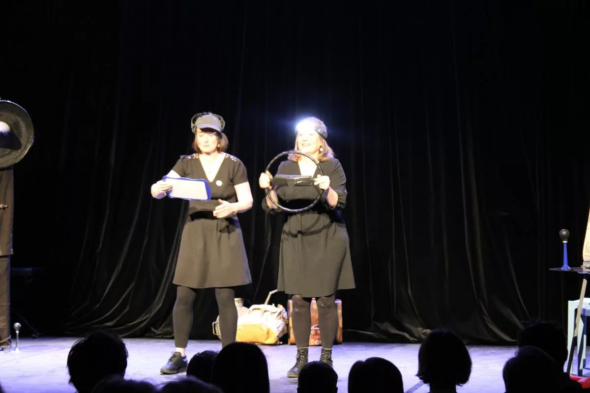 Un show d'improvisation avec la troupe 4L trop filles à la MJC de Chaponost 1 Un show d'improvisation théâtrale de la troupe "4L, trop filles" - © Jérémie Riboulet