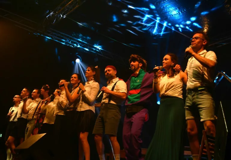 Un triomphe pour le nouveau spectacle musical des parents chanteurs à Saint-Denis-sur-Coise